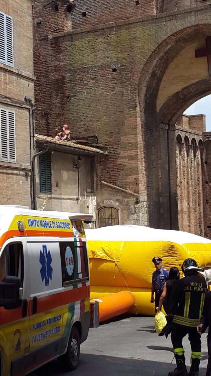 Sale sul tetto, paura a Porta Ovile - FOTO E VIDEO