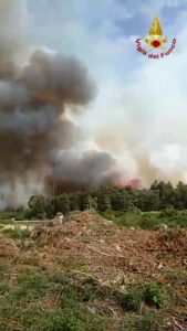 Incendio Amiata, ancora fiamme. Torna l'elicottero - IL VIDEO
