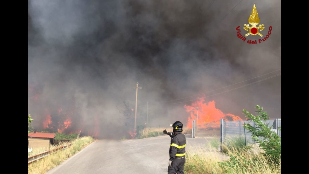 Incendio sull'Amiata, notte di timori. Famiglie evacuate ospiti della palestra comunale - LE FOTO