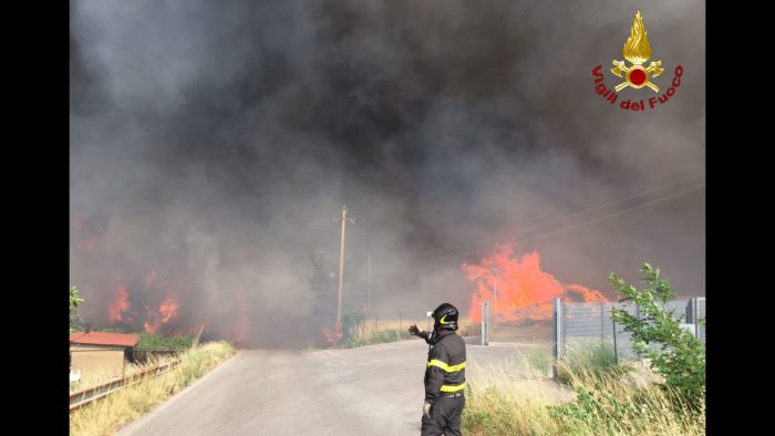 Incendio sull'Amiata, notte di timori. Famiglie evacuate ospiti della palestra comunale - LE FOTO