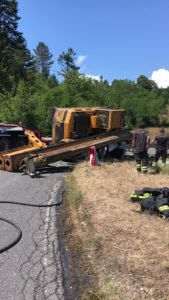 Schiacciati dalla ruspa caduta dal camion: sono due giovanissimi turisti stranieri