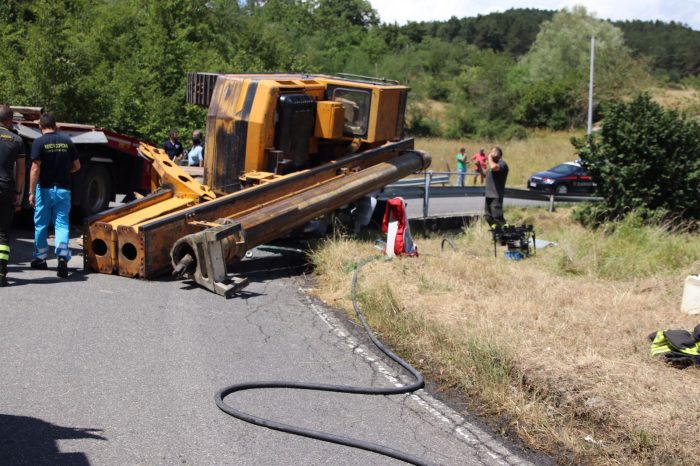 Ruspa cade dal camion e schiaccia auto - LE FOTO