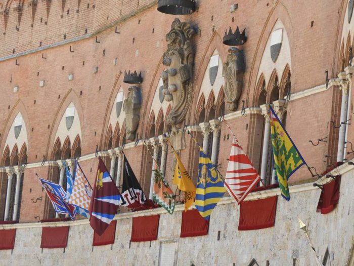 Capodanno senese: Magistrato delle Contrade chiede di esporre le bandiere