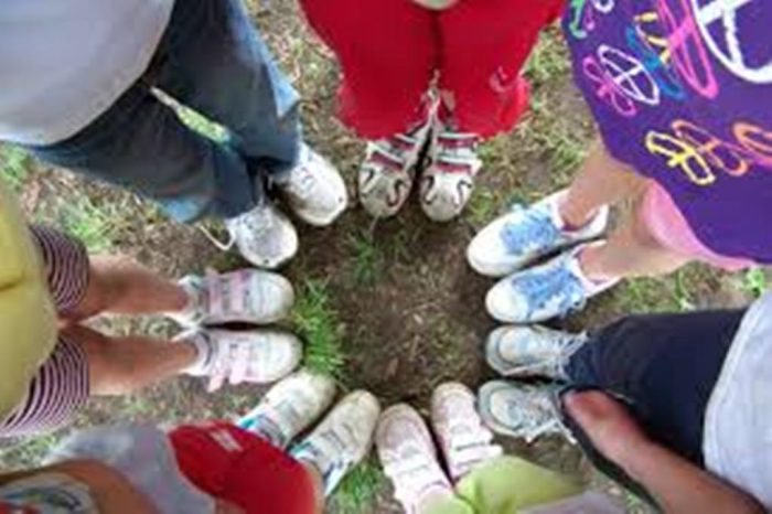 Bambino sbatte la testa, denuncia al campo solare "alternativo"