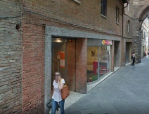 Rapina supermercato in centro e fugge a piedi