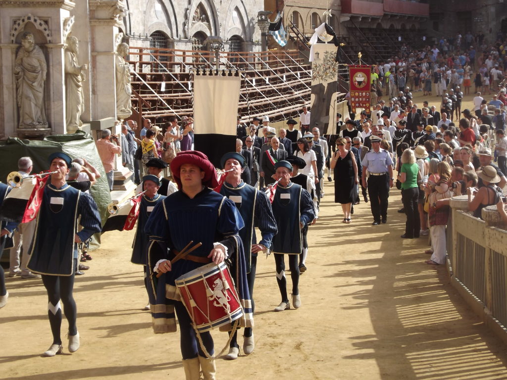 Alle 17,30 solenne corteo per accompagnare il drappellone in Provenzano