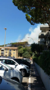 Domato l'incendio a Castiglione, ma l'emergenza continua