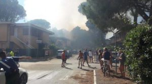 Fuoco tra le case a Pratoranieri: paura per i senesi in vacanza