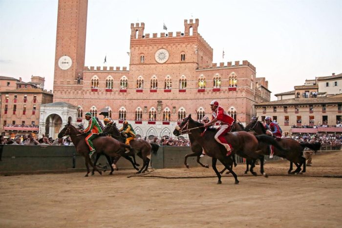 Palio di agosto. Il gioco delle monte in un caldo pomeriggio di luglio