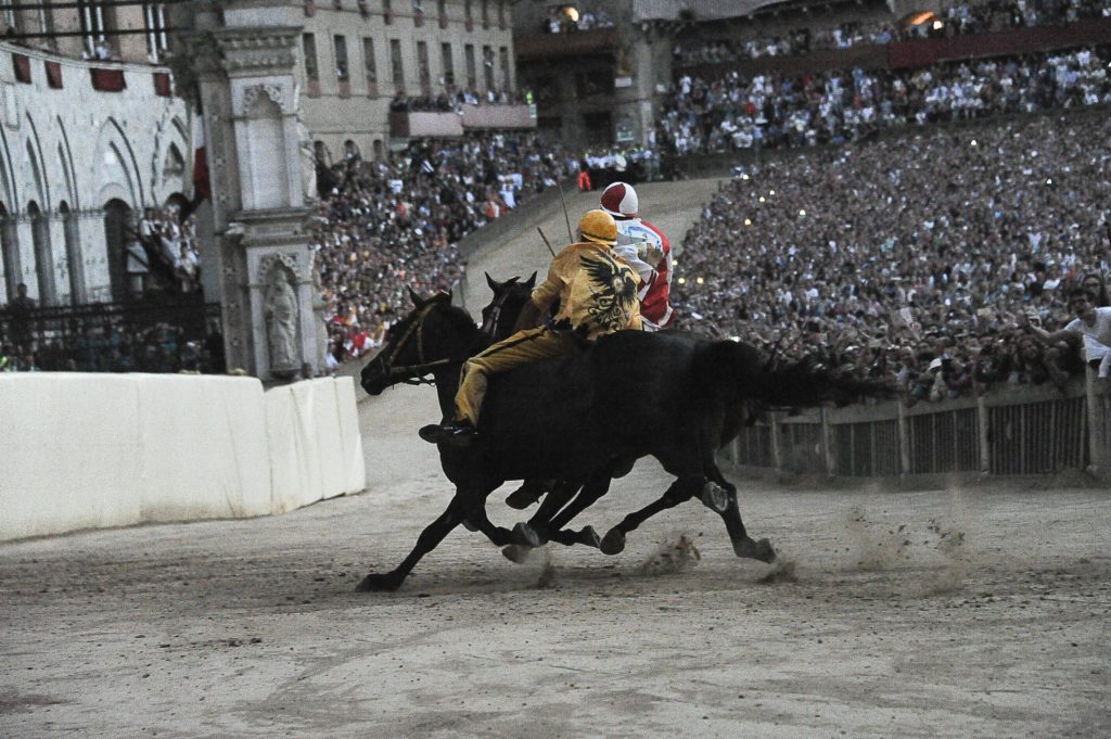 Giovanardi scrive a Berlusconi e cita il Palio di Siena