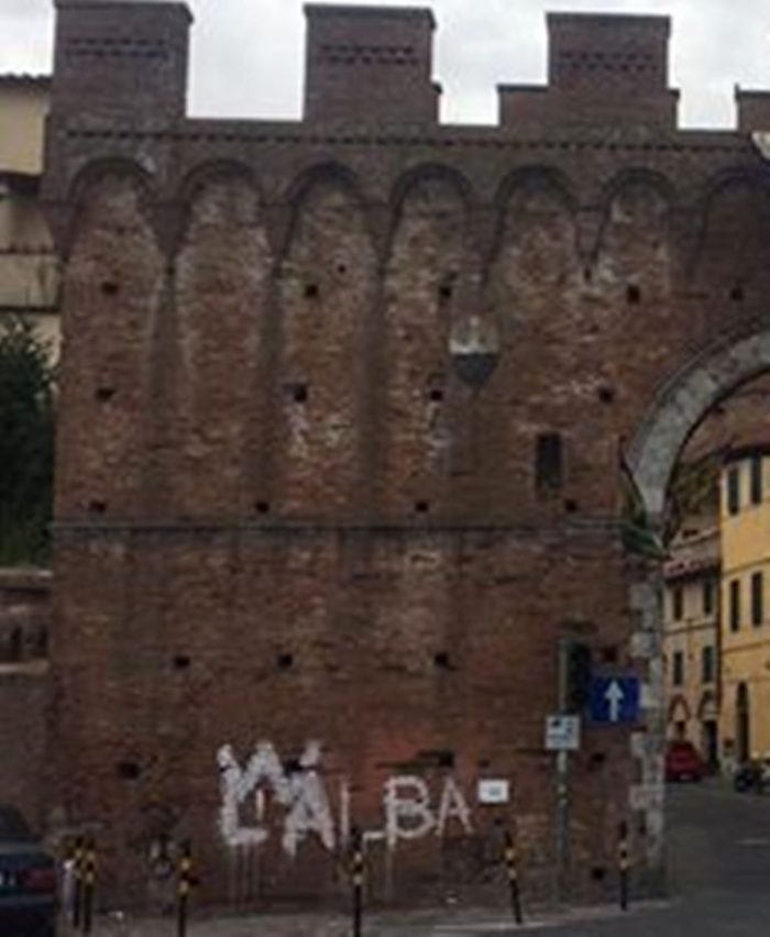 Vandali deturpano Porta Ovile