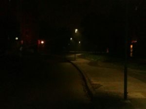 Paura per una ragazza: ubriaco si getta davanti all'auto per farla scendere - IL VIDEO