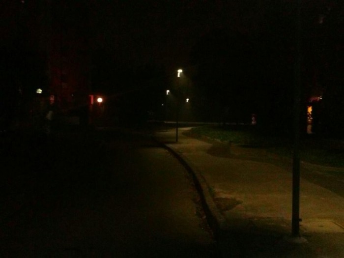 Paura per una ragazza: ubriaco si getta davanti all'auto per farla scendere - IL VIDEO