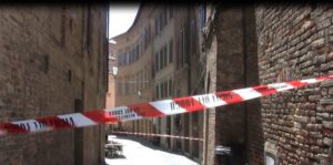 Pericolo in via Diacceto per travetto che rischia di cadere sui passanti