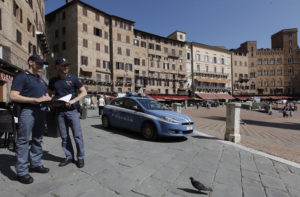 Ubriachi molesti in Piazza del Campo, la Polizia li sanziona