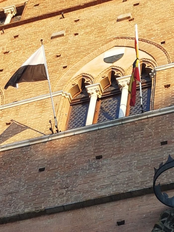 Bandiera spagnola listata a lutto esposta da Palazzo Pubblico