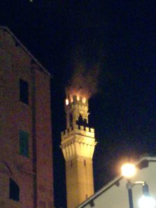 Brucia la Torre del Mangia - foto e video
