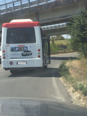 Curiosit&agrave; - Fa caldo: autobus va in giro a porte aperte