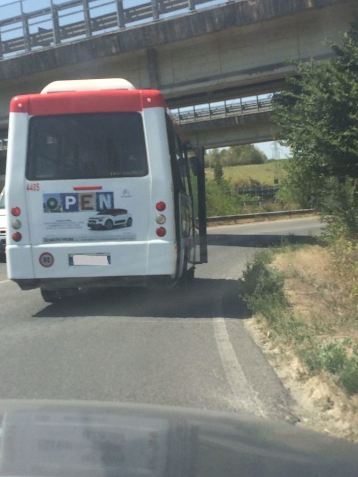Curiosit&agrave; - Fa caldo: autobus va in giro a porte aperte