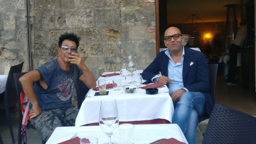 Edoardo Bennato prende l'aperitivo in Piazza del Campo
