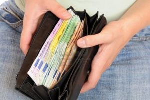 Trova borsetto con 4mila euro e lo riconsegna