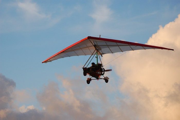 Cade deltaplano, salvato il pilota