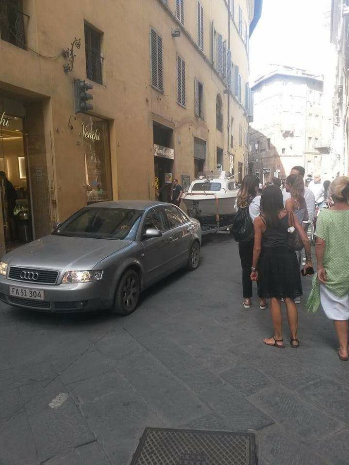 Con la barca in giro per il centro storico