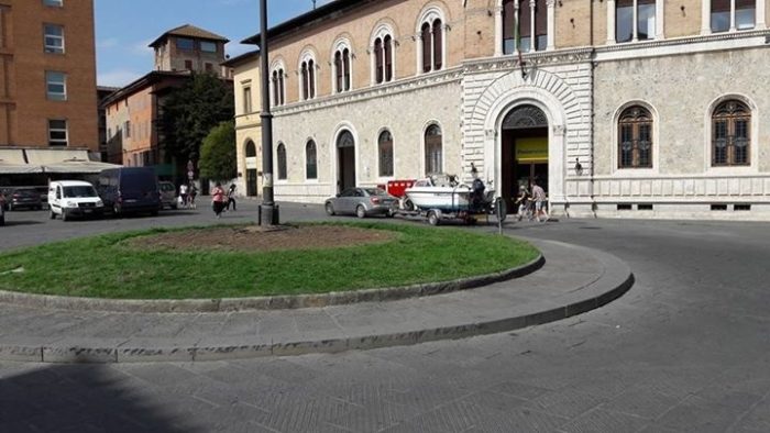 Fermato e multato l'automobilista con la barca