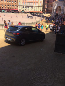 Macchina di stranieri entra sul tufo in Piazza del Campo