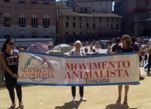 Blitz animalista non autorizzato in Piazza del Campo