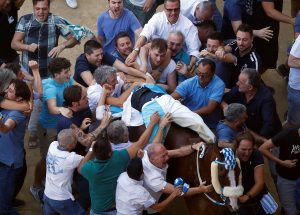 Borseggiatori al lavoro durante il giubilo dell'Onda