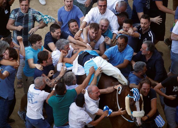 Borseggiatori al lavoro durante il giubilo dell'Onda