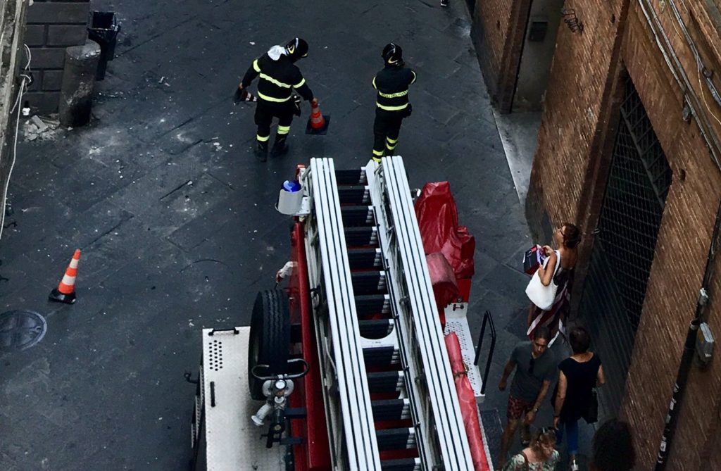 Via Pantanteto bloccata, cornicione pericolante