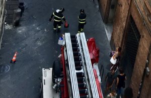 Via Pantanteto bloccata, cornicione pericolante
