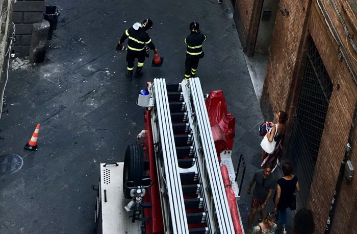 Via Pantanteto bloccata, cornicione pericolante