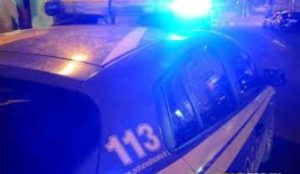 Ragazza ubriaca aggredisce e minaccia il tassista e gli agenti di Polizia: denunciata