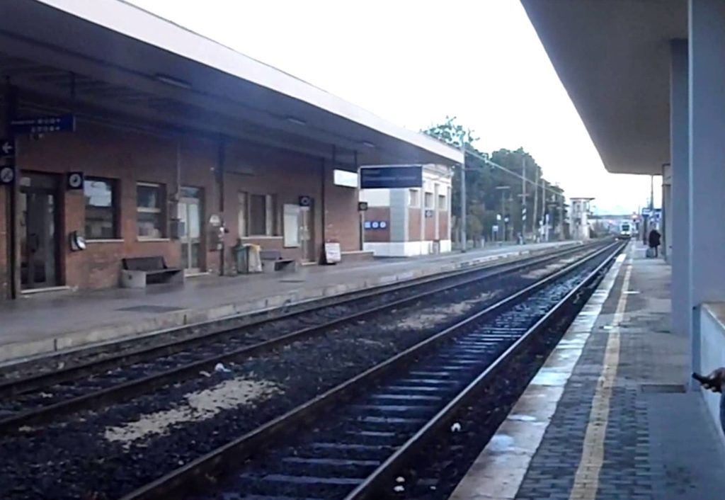 Semina il panico alla stazione e aggredisce i carabinieri, ma torna subito in libertà