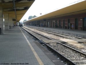 Minaccia di buttarsi sotto un treno alla Stazione: salvato dalla Polizia Ferroviaria