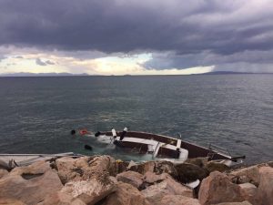 Punta Ala, barca a vela finisce sugli scogli per un danno al motore