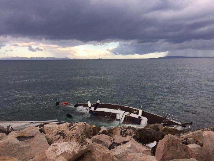 Punta Ala, barca a vela finisce sugli scogli per un danno al motore