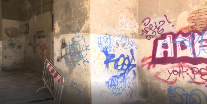 Vicoli del centro in condizioni indecenti: mura sporche e scritte di ogni genere