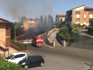 Incendio a Scacciapensieri, intorno alle case