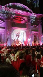 Giraffa in festa nella splendida cornice di Piazza Provenzano