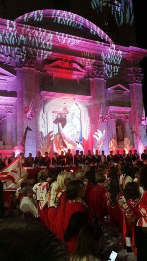 Giraffa in festa nella splendida cornice di Piazza Provenzano