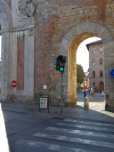 Semaforo Porta Camollia, si valuta di spostare fuori due linee di bus urbani in arrivo dalla ztl