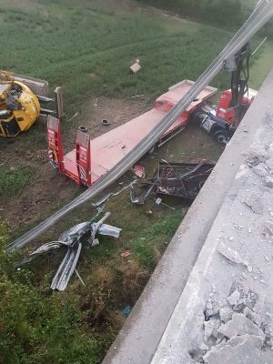 Camion vola gi&ugrave; dal viadotto: tangenziale nel caos