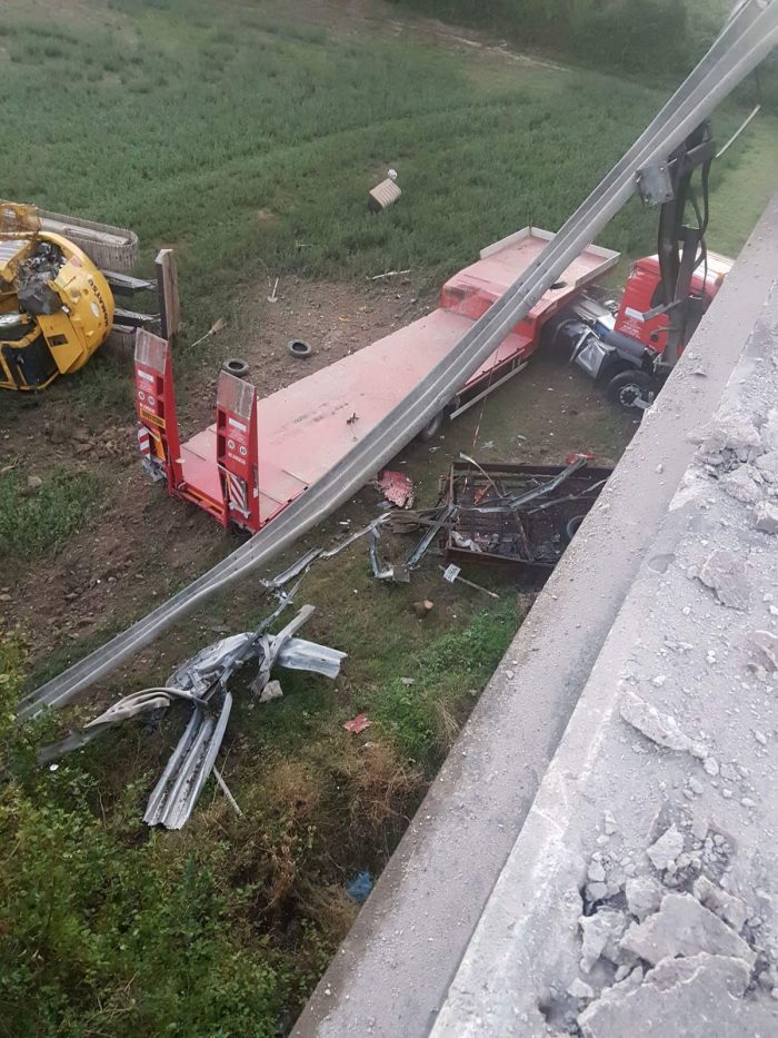 Camion vola gi&ugrave; dal viadotto: tangenziale nel caos