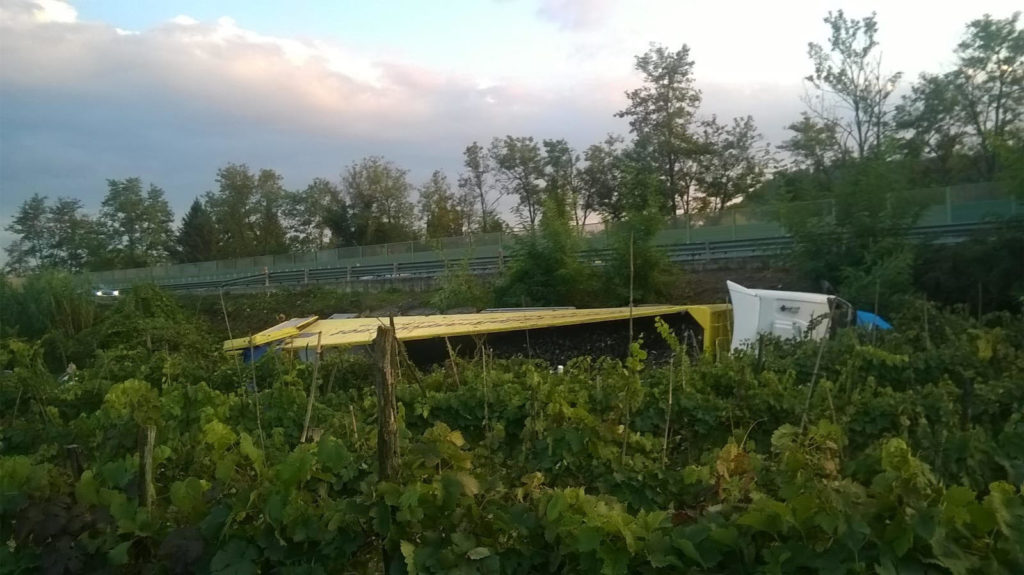 Siena- Firenze, autocarro esce di strada e si ribalta