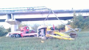 Precipita dal viadotto con il camion: salvo dopo un volo di 15 metri - LE FOTO