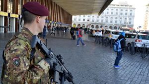 I par&agrave; della Folgore sorveglieranno Piazza del Campo e Piazza del Duomo